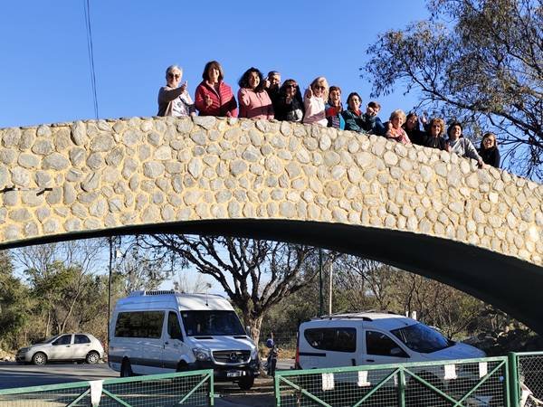 Grupo en puente de piedra