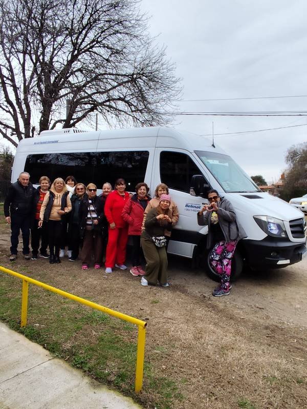 Grupo con camioneta Belmat