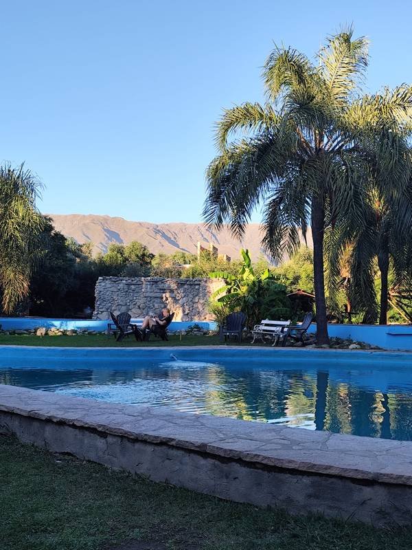 Resort con pileta y sierras