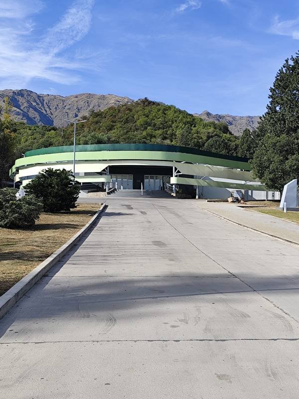 Edificio con sierras de fondo